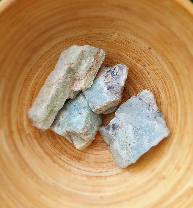 Ruwe brok van Aquamarijn- licht blauw tinten - grote stukken edelsteen