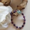 Handgemaakte edelsteen armband op een elastische band, Amethist, Rhodoniet en groen Flouride