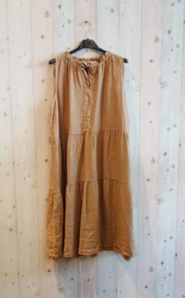 Halter linnen midi jurk met volants - mouwloos - met slipt aan twee kanten - kleur CAMEL - Maat 40/42