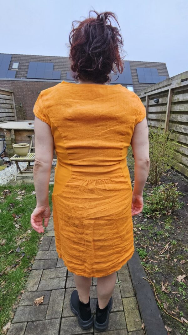 Linnen jurk - v-hals en broderie - kapmouwen - elastische rug - zijzakken maat - kleur ORANJE - maat 42/44 - Afbeelding 4
