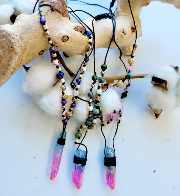 Handgemaakte Edelsteen ketting fantasie met kristaal hanger en diverse kralen - Afbeelding 3