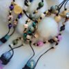 Handgemaakte Edelsteen ketting fantasie met kristaal hanger en diverse kralen - Afbeelding 4