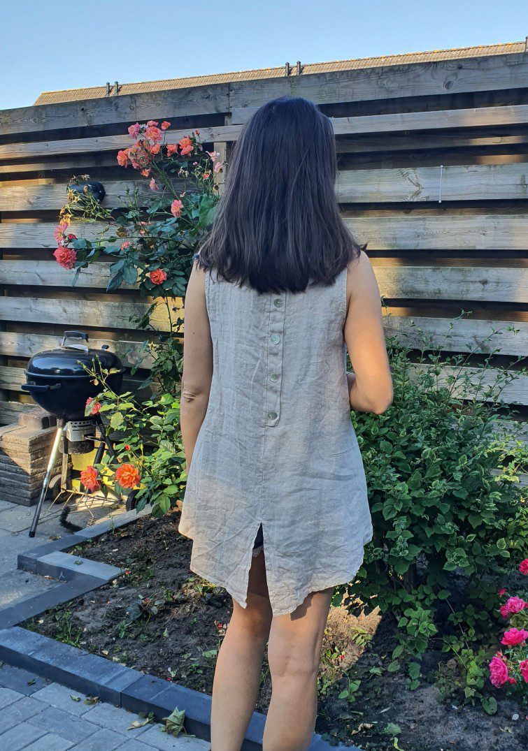 Mouwloze linnen top tuniek met ronde hals en knoppen achter kant en split in BEIGE kleur Maat 38/40