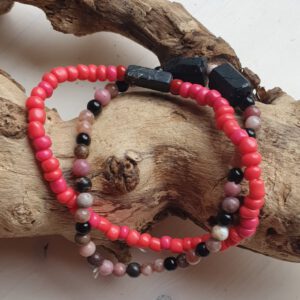 Handgemaakte edelsteen armband van roze toermalijn, rhodoniet en zwarte toermalijn,