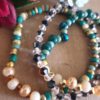 Handgemaakte armbanden set van drie, gouden tinten, turquoise, groen, goud, kralen